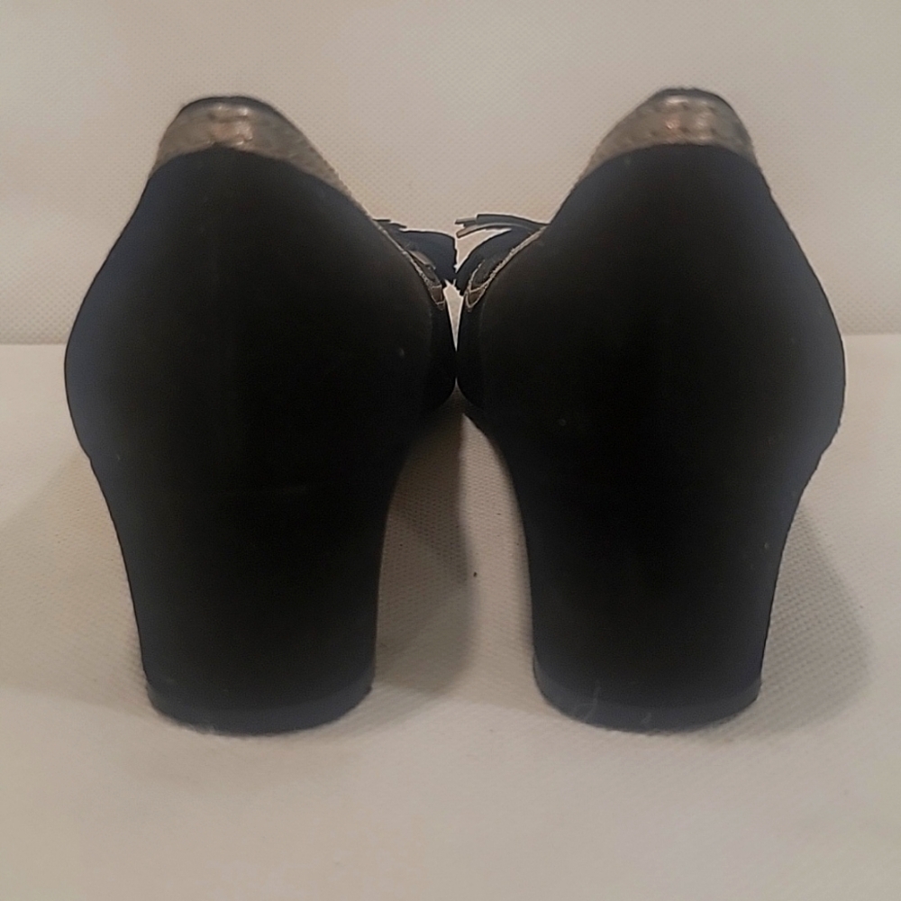 SALVATORE FERRAGAMO BLACK SUEDE LEATHER PUMPS (sz 6) - Picture 5 of 7
